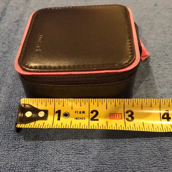 Small Zippered faux leather travel case - Picture 5 of 6